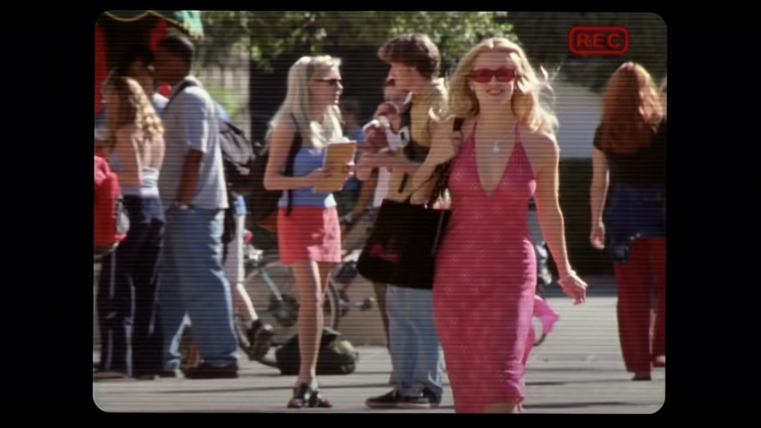 Elle Woods marchant en robe rose dans Legally Blonde