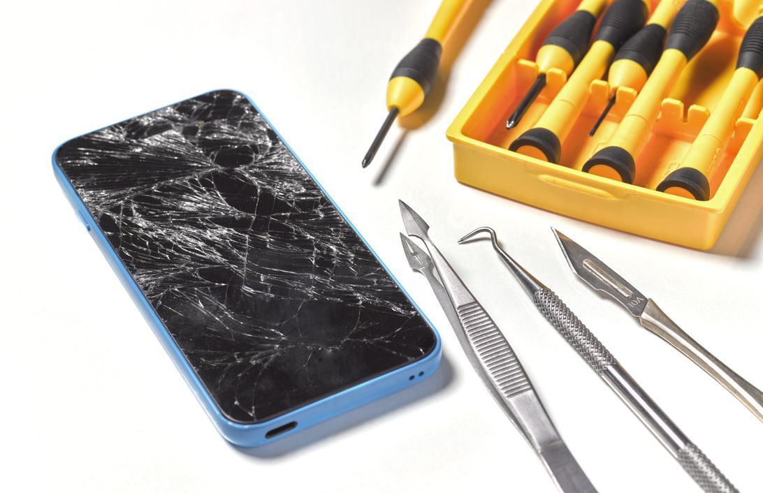 Téléphone avec écran brisé et un ensemble d