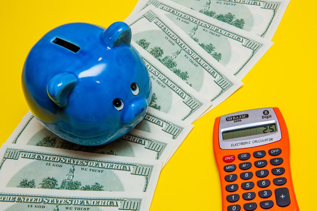 tirelire et espèces avec calculatrice
