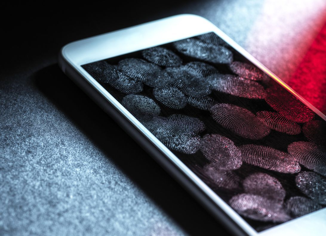 Un écran de téléphone noir recouvert d